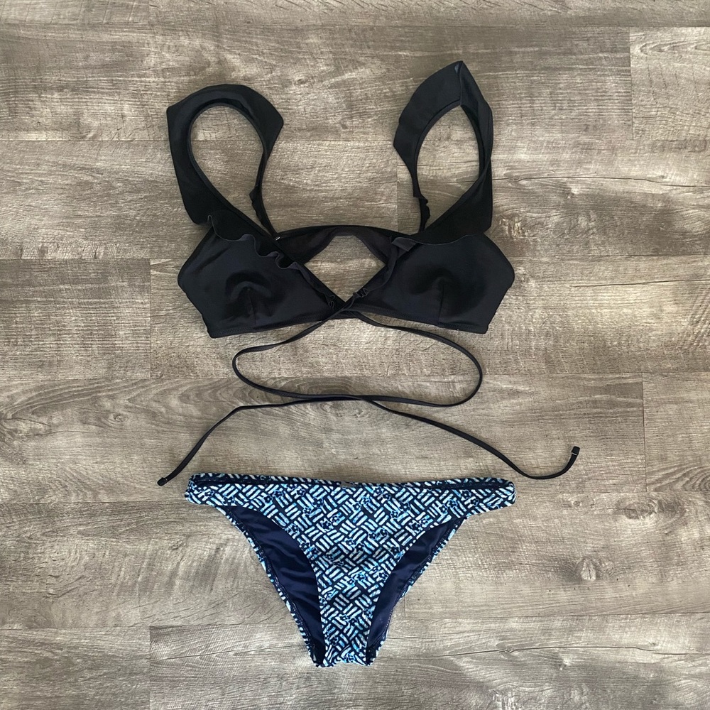🇺🇸Aerie Swim Set: black ruffle wrap bikini top and blue pattern bottoms